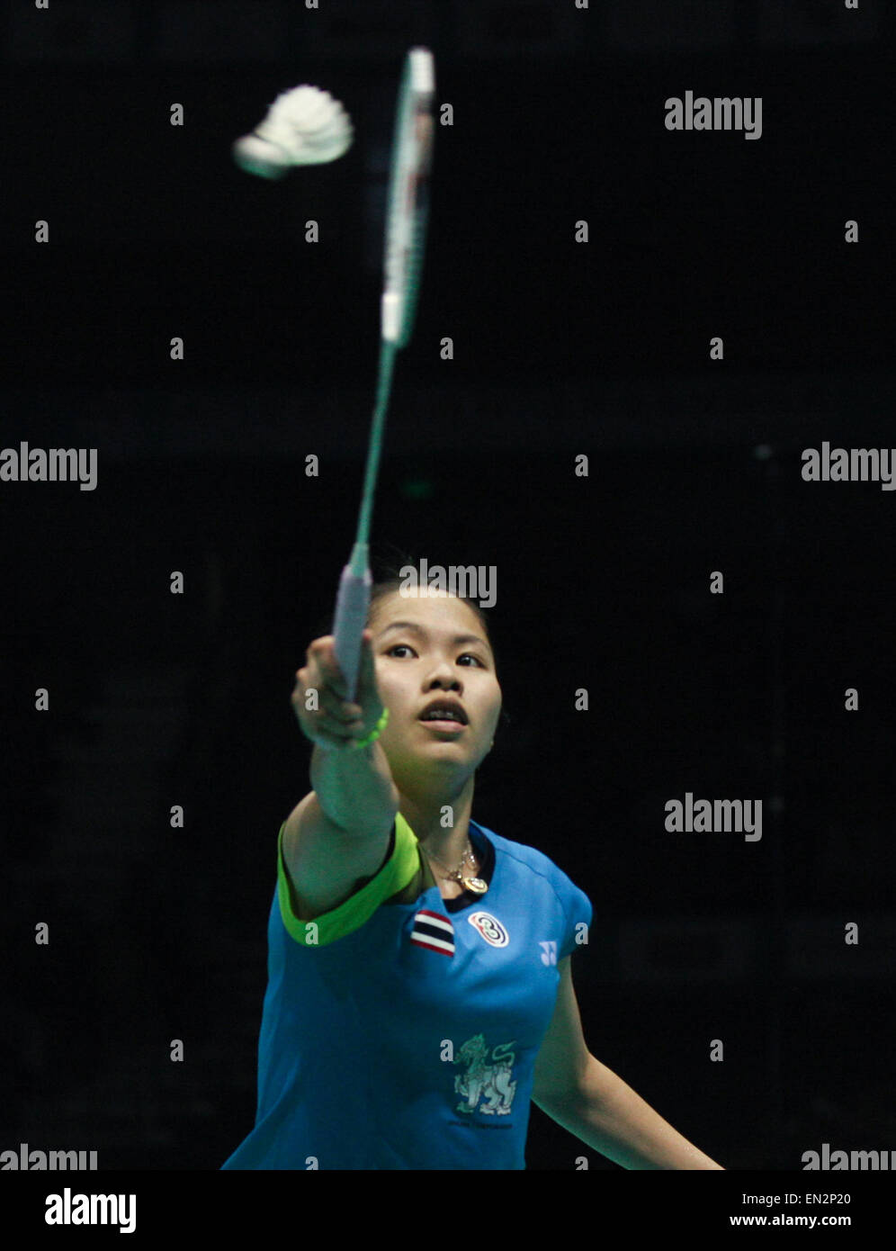 Dong Feng Citroen Badminton Asia Championships 2015 in Wuhan, China am 26. April 2015.Intanon Ratchanok von Thailand kehrt Li Xuerui von China während ihrer Damen Einzel Finale Stockfoto
