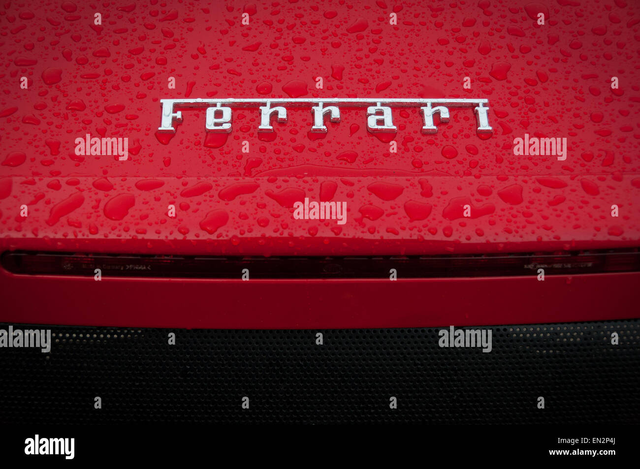 Roter Ferrari Luxus Autos Abzeichen auf hinteren Motorhaube Stockfoto