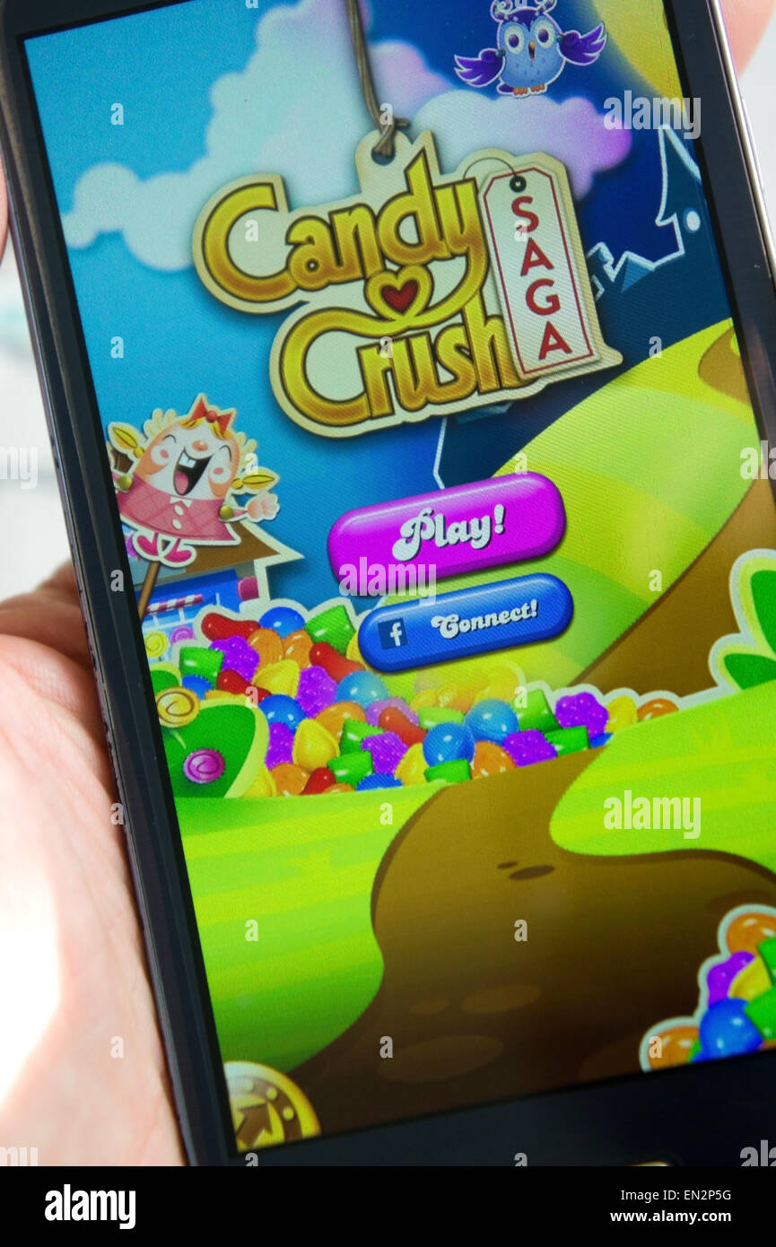 Candy Crush Spiel gespielt auf einem smartphone Stockfoto