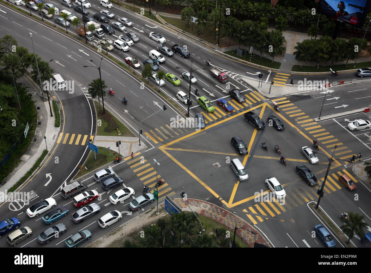 Rush Hour Traffic und Autos an einer belebten Straßenkreuzung, Kuala Lumpur, Malaysia Stockfoto