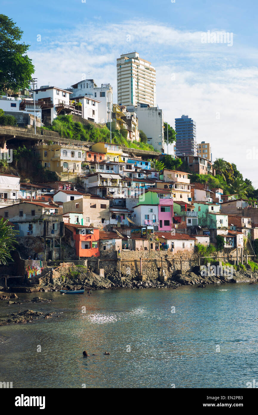 Bunte Hang Favela Architektur der Solar Unhao Gemeinschaft mit Blick auf die Bucht von All Saints in Salvador Bahia Brasilien Stockfoto