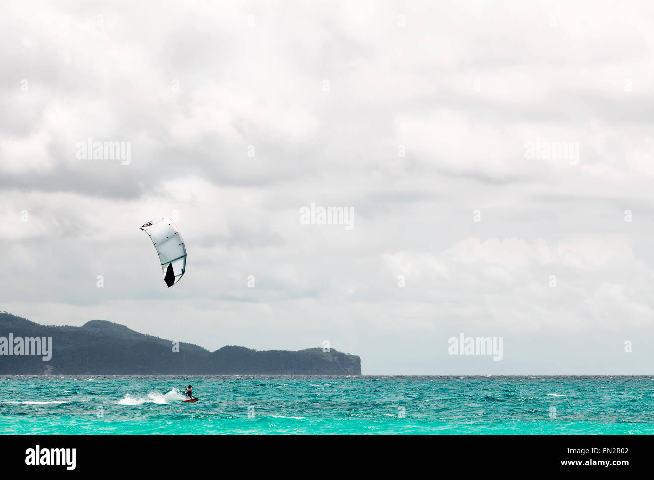 Kiter mit weißen Drachen am Horizont der tropischen Meer, große weiße Wolken, Felsen-Insel Stockfoto