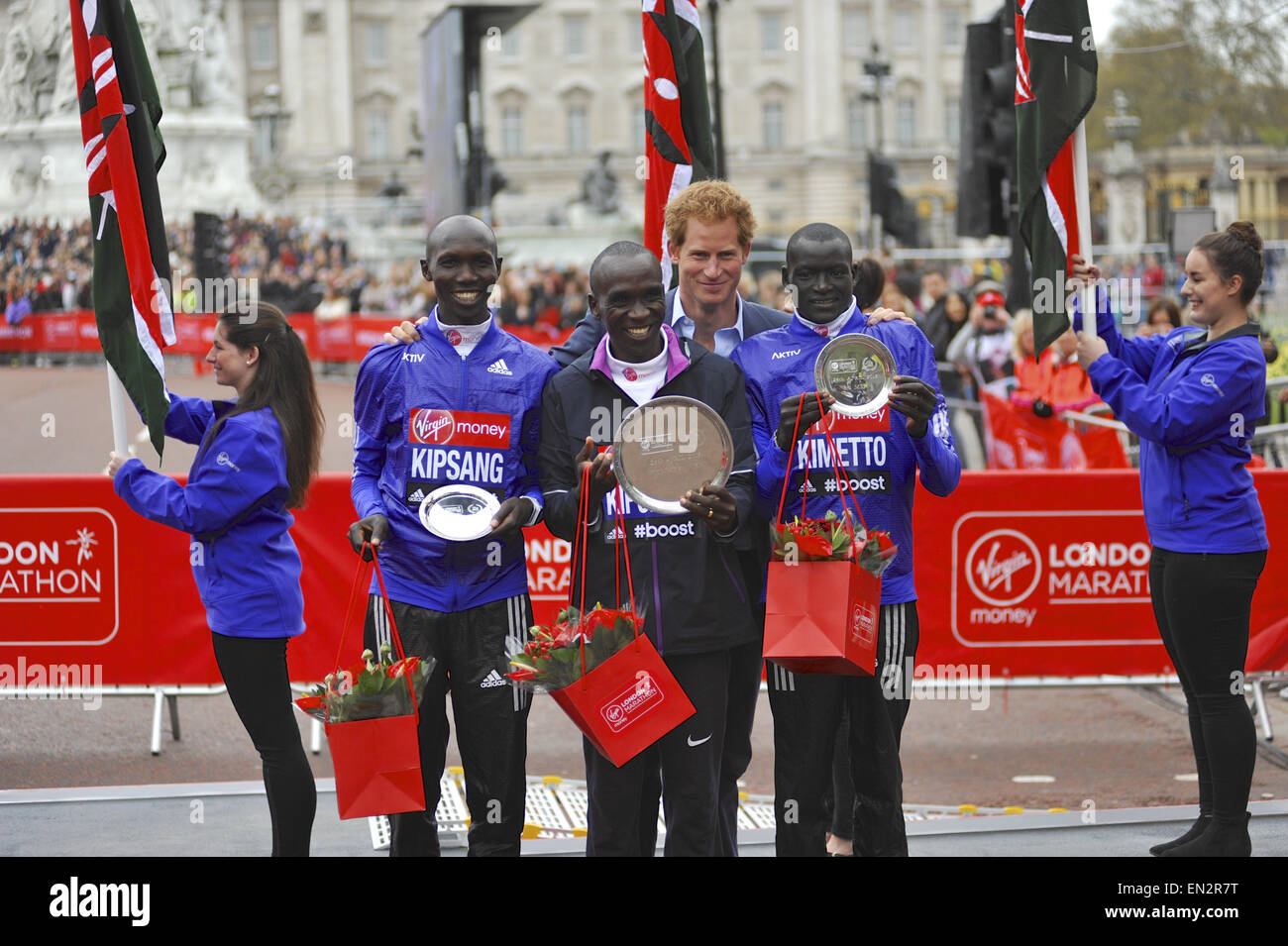 London, UK. 26. April 2015. Die Gewinner der Jungfrau Geld London Marathon der Männer bei der Preisverleihung. L, R: Wilson Kipsang (KEN, 2. Platz), Eliud Kipchoge (KEN, 1. Platz), Dennis Kimetto (KEN, 3. Platz). Prinz Harry ist in der hinteren Reihe. Bildnachweis: Michael Preston/Alamy Live-Nachrichten Stockfoto