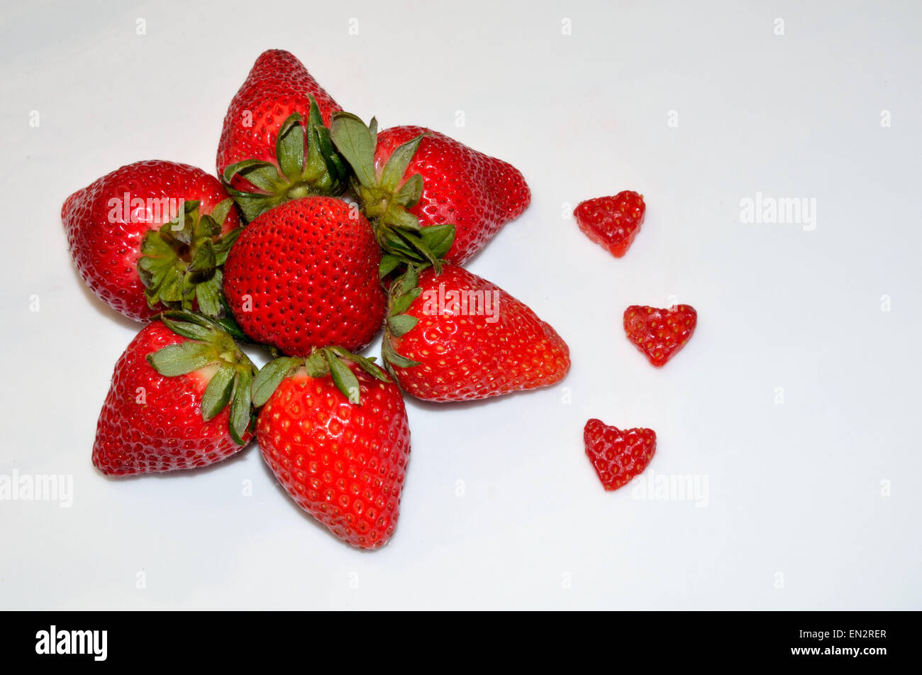 Ganze Erdbeeren mit herzförmigen Cut Outs Stockfoto