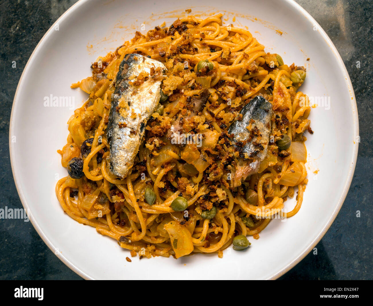Sizilianischen essen Spaghetti Pasta Con le Sarde mit Sardinen Fenchel Zwiebeln Sardellen und geröstetem Brot Krümel Stockfoto