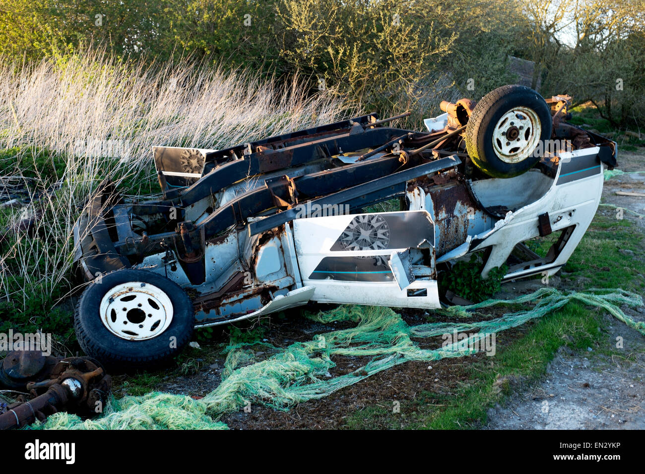 Abgestürzte zerstörten oder verlassenen Auto Stockfoto