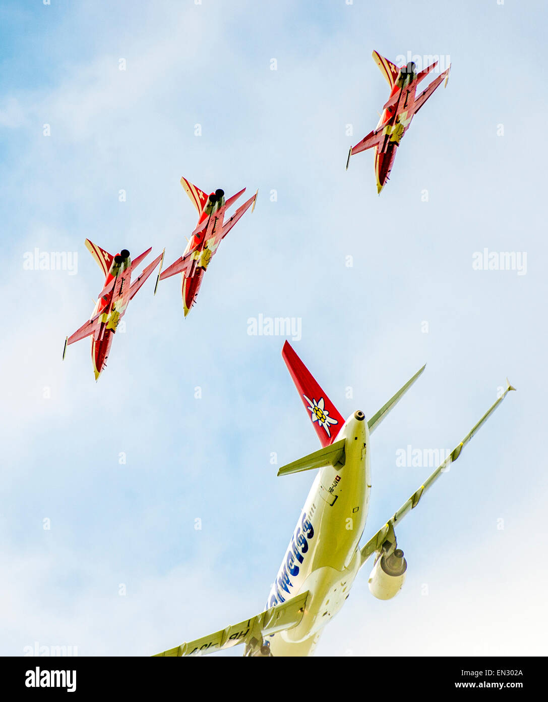 Patrouille Suisse und Edelweiss Air Formationsflug Stockfoto