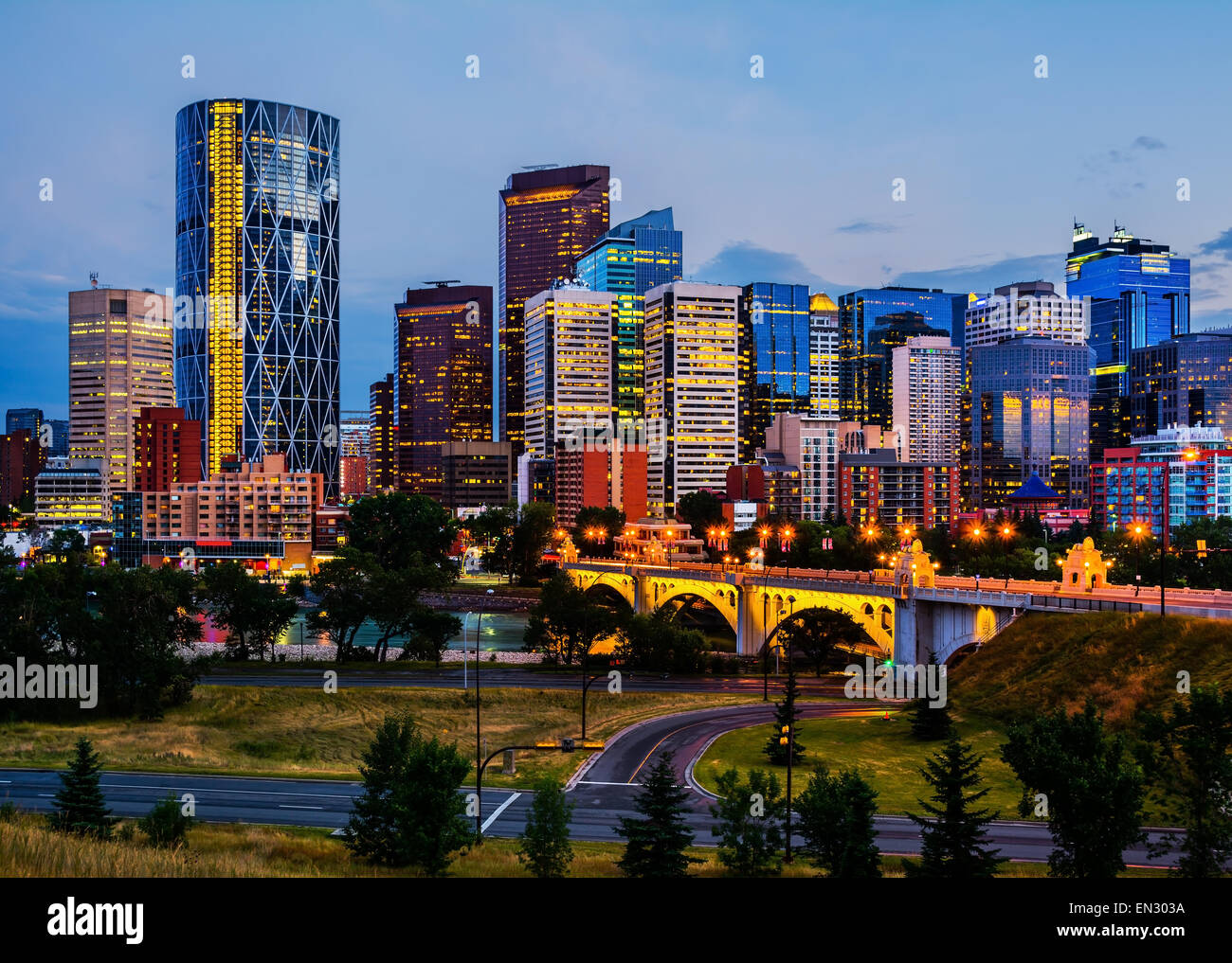 Gebäude in der Innenstadt von Calgary in der Nacht Stockfoto