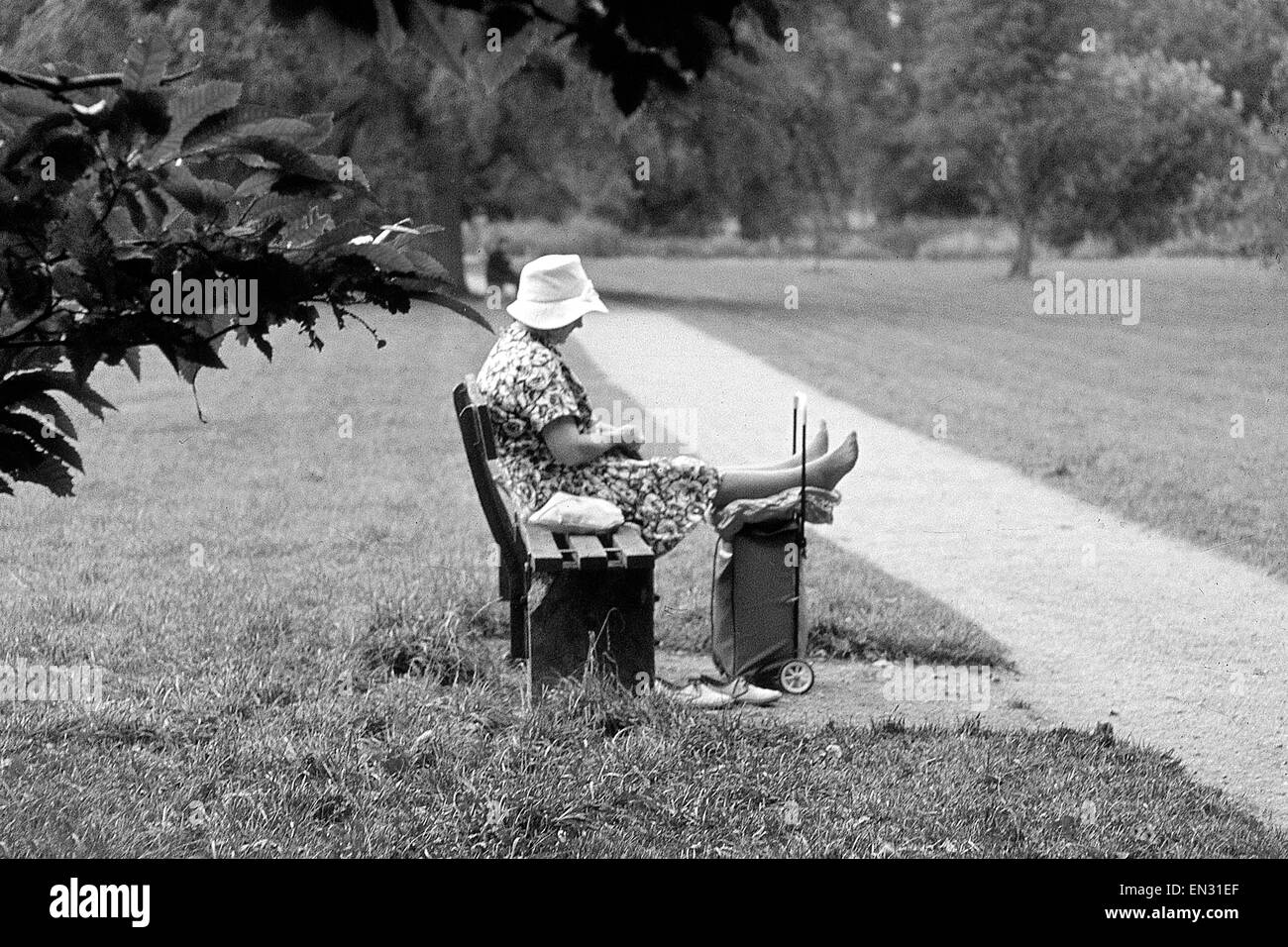 Frau entspannt sich auf einer Parkbank, Oxford, 1960er Stockfoto