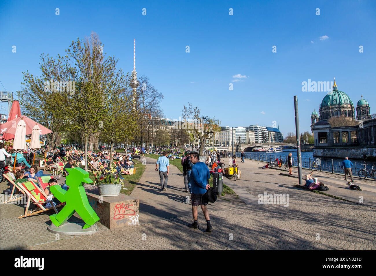 James Simon Park, entlang der Spree, die Menschen genießen die Frühlingssonne in Berlin, Deutschland Stockfoto