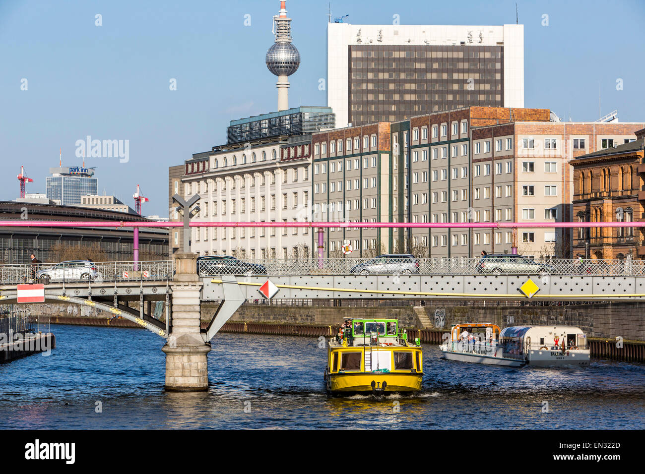 Flusskreuzfahrtschiffe, touristische Rundfahrten auf der Spree durch Berlin-Mitte Stockfoto