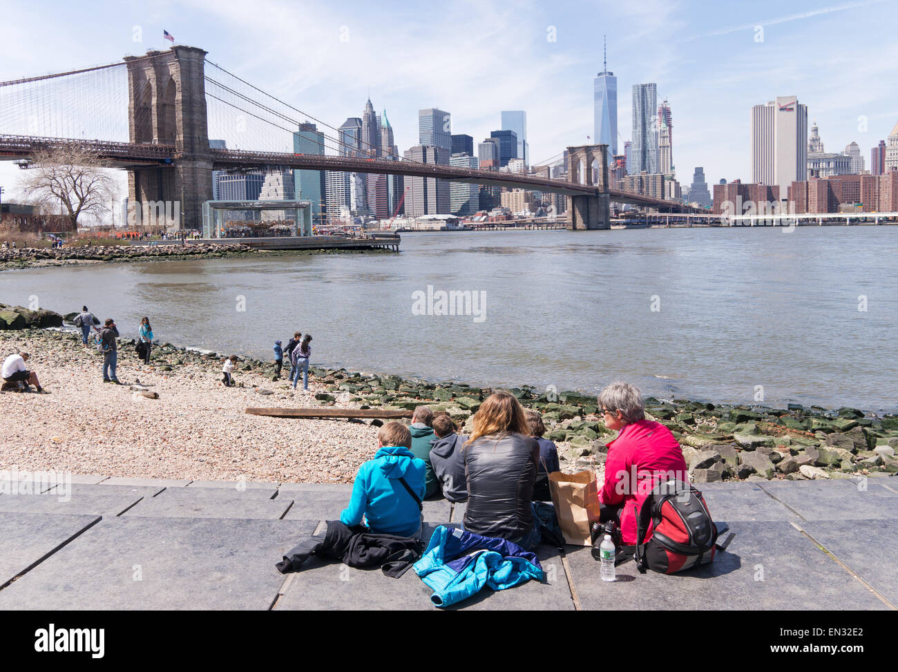 Brooklyn Bridge und Manhattan Skyline mit einer Gruppe von Menschen in den Vordergrund, NYC, USA Stockfoto