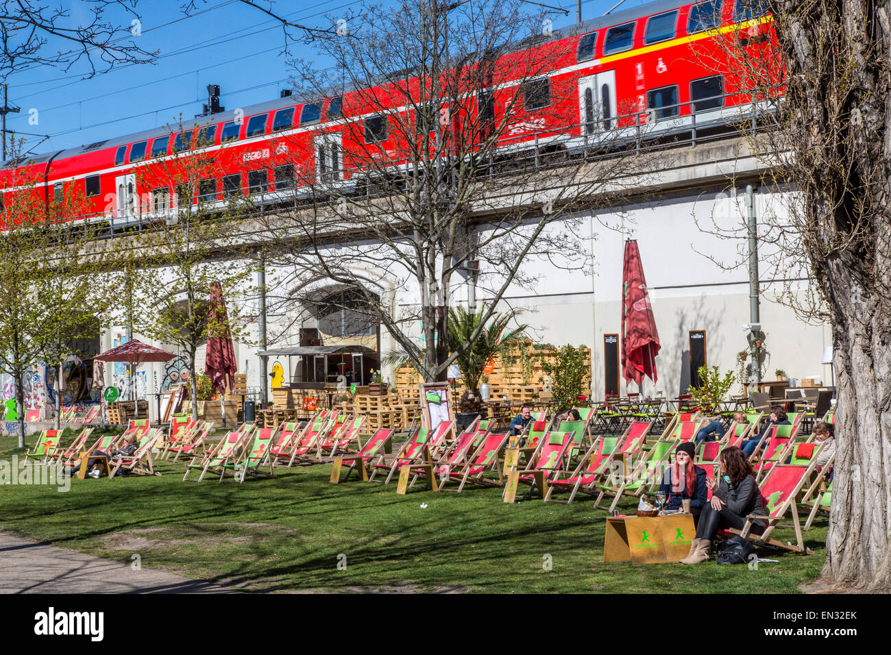 Open-Air-Café, Restaurant, "Ampelmann", benannt nach der Figur auf Fußgängerampel aus Ost-Berlin, Zug, Stockfoto