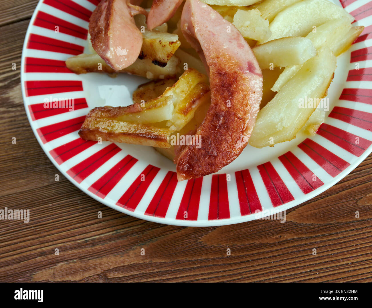 Salchipapas - Fast-Food-Gericht, Speiselokal in lateinischen America.consist dünn geschnittenes Rindfleisch gebratene Würstchen und Französisch Stockfoto