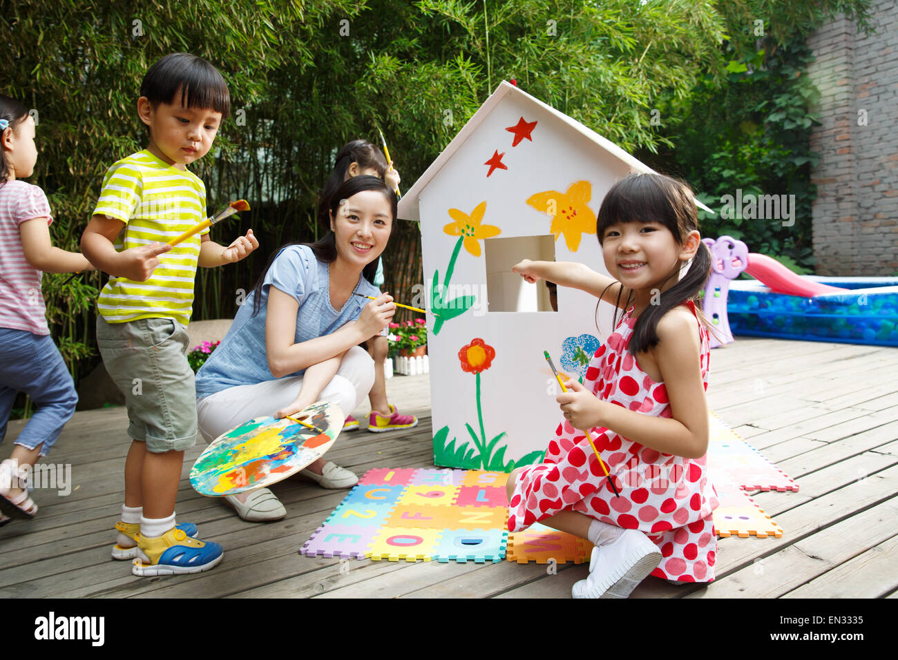 Kindergarten Lehrer und Schüler in der Kunst-Klasse Stockfoto