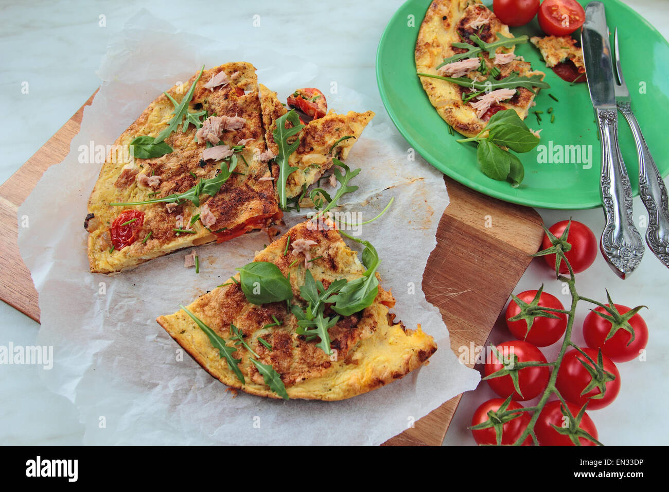 Leckeres Omelette mit Gemüse und frischem Rucola Salat Stockfoto