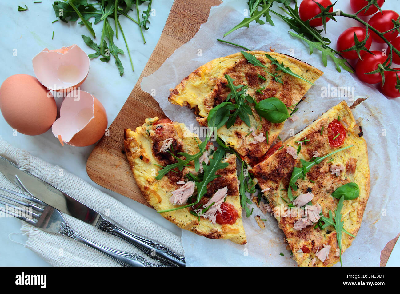 Leckeres Ei Omelett mit frischen Rucola Salat und Tomaten Stockfoto