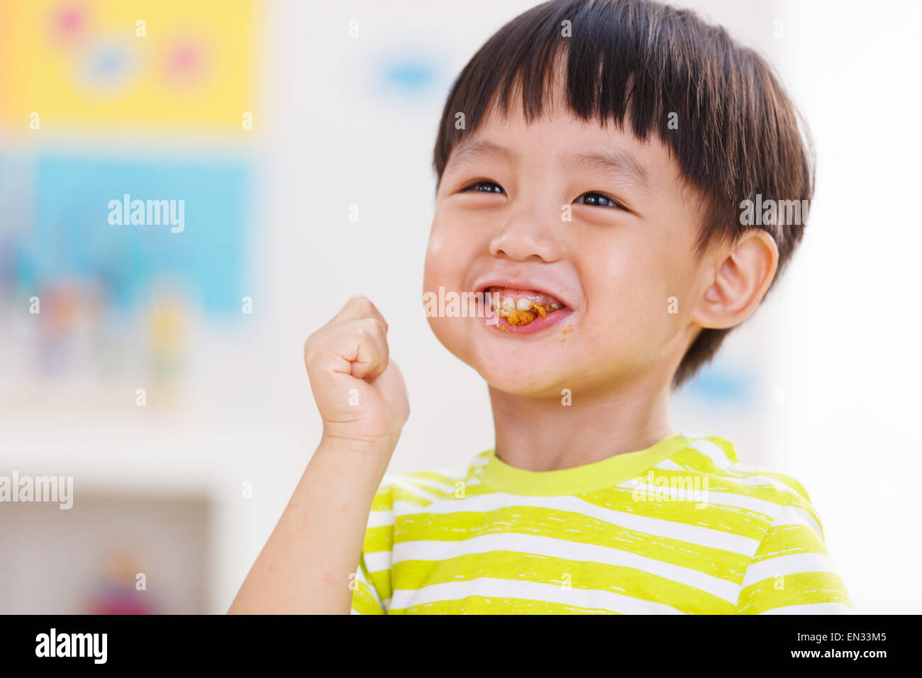 Der kleine Junge Brot essen im kindergarten Stockfoto