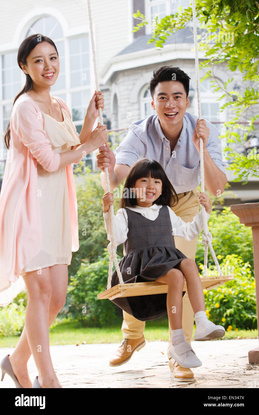 Glückliche Familie im Freien spielen Stockfoto