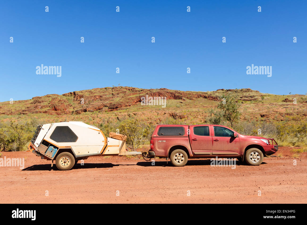 4 x 4 Auto abschleppen eine Tvan Camper, Kimberley-Region, Western Australia, WA, Australien Stockfoto