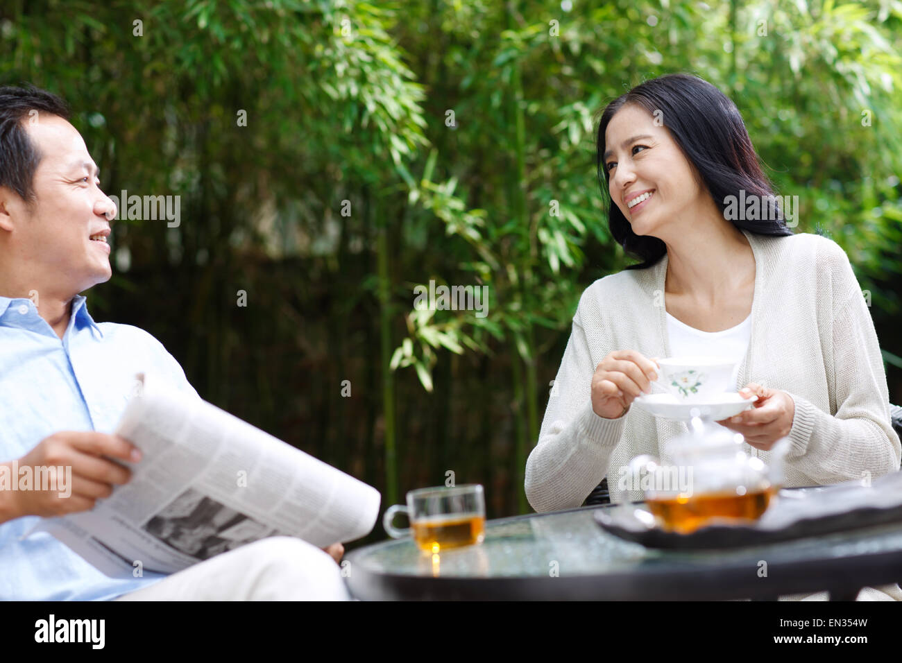 Die Freizeit des mittleren Alters Paare im Rathaushof Stockfoto