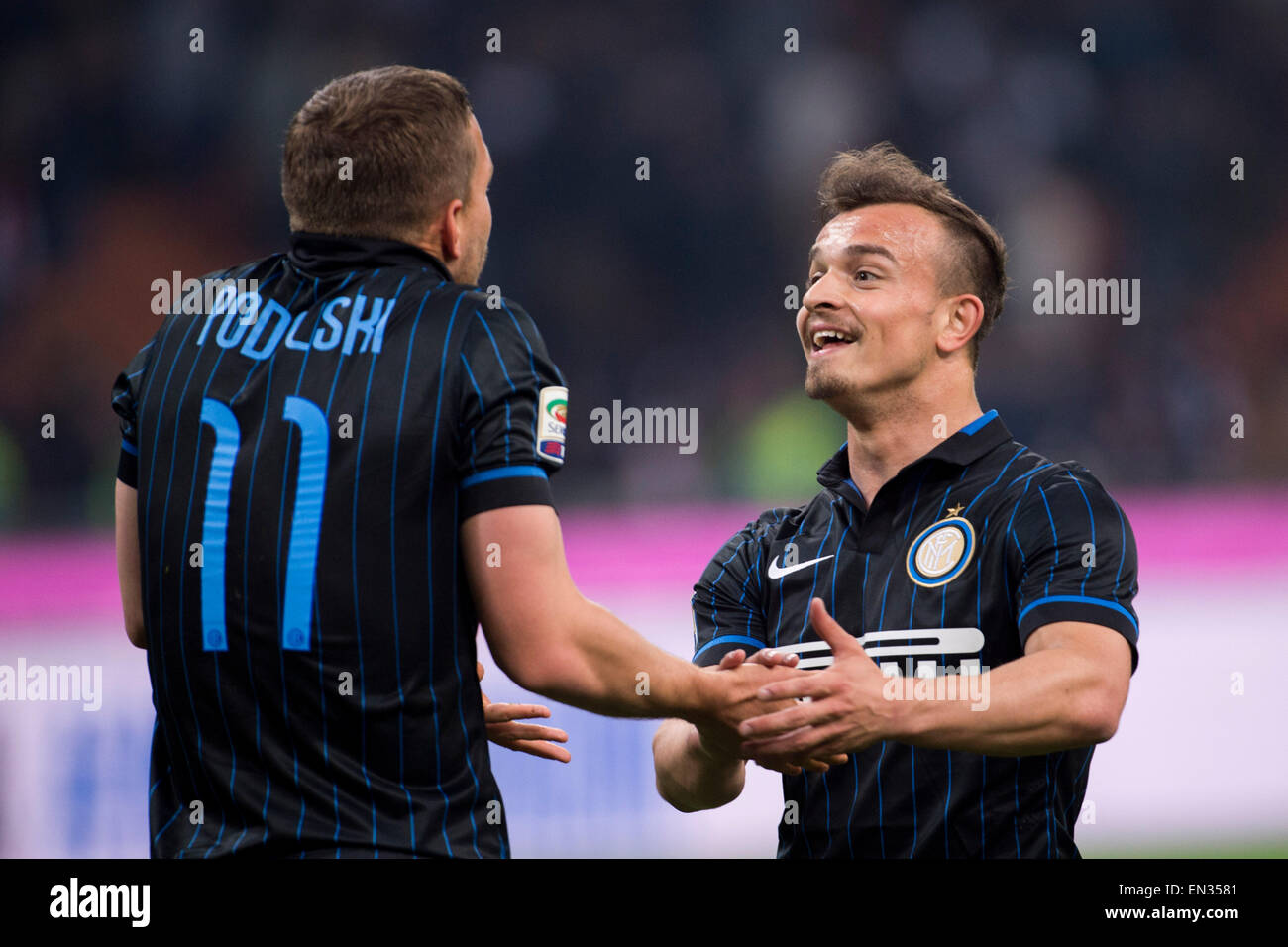Mailand Italien 25 April 2015 L R Lukas Podolski Xherdan Shaqiri Inter Fussball Italienische Serie A Spiel Zwischen Inter Mailand 2 1 As Roma Im Stadio Giuseppe Meazza In Mailand Italien C Maurizio