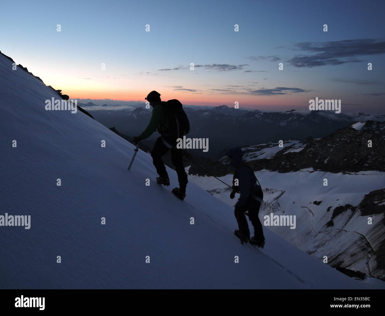 Kletterer Seilschaft, Silhouette während des Aufstiegs zum Oberaarhorn 3631m, Dämmerung, Fieschertal, Kanton Wallis, Schweiz Stockfoto