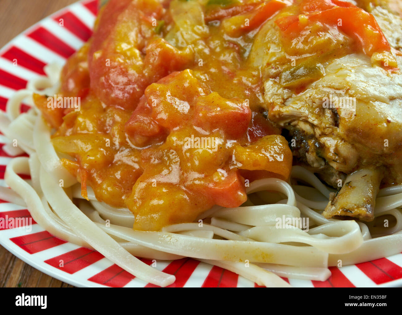 Paprikasch - traditionelle ungarische Hähnchen in Paprika-Sahne-Sauce ...