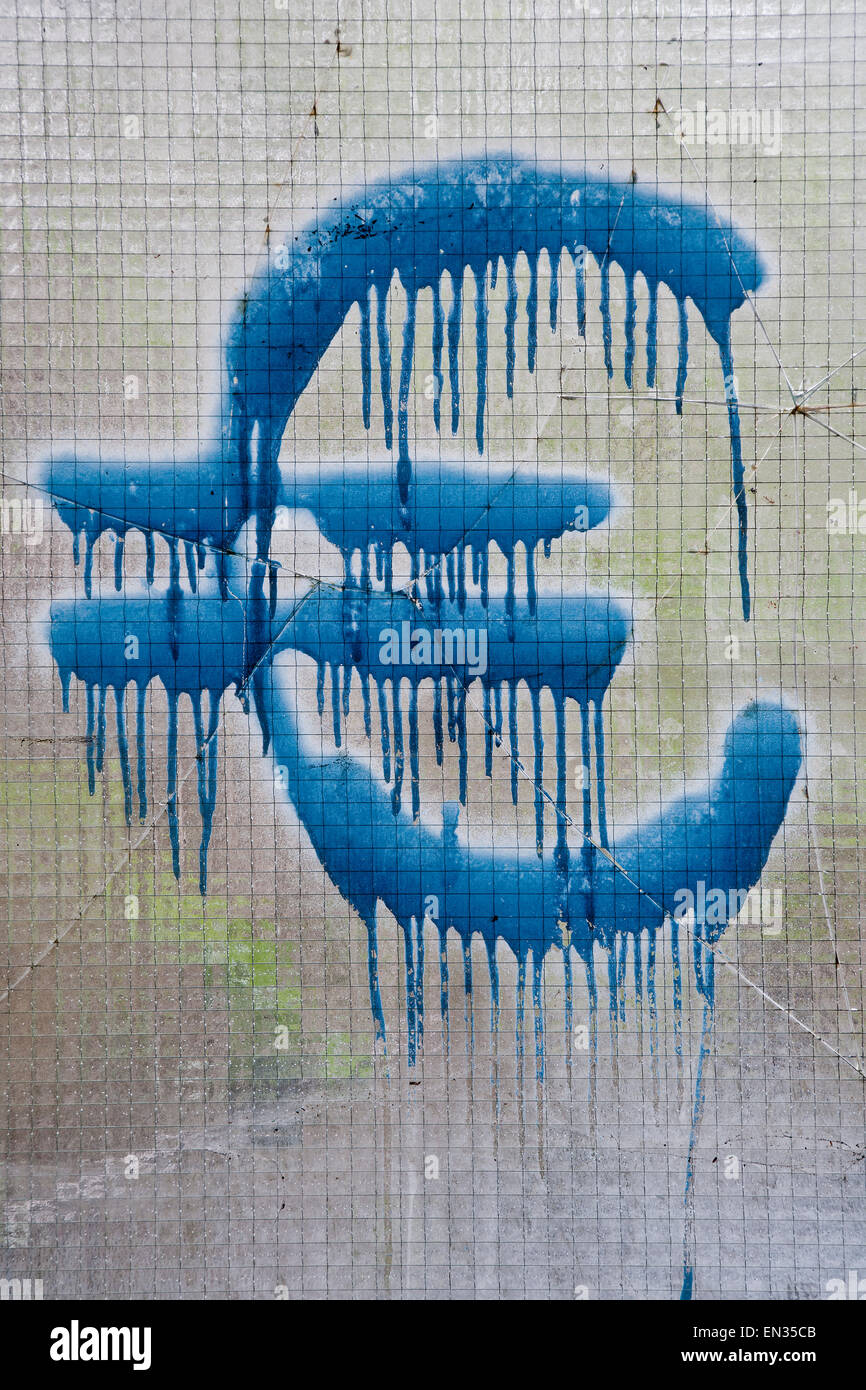 Euro-Zeichen, blau, auf Glas, schmilzt gesprüht Stockfoto