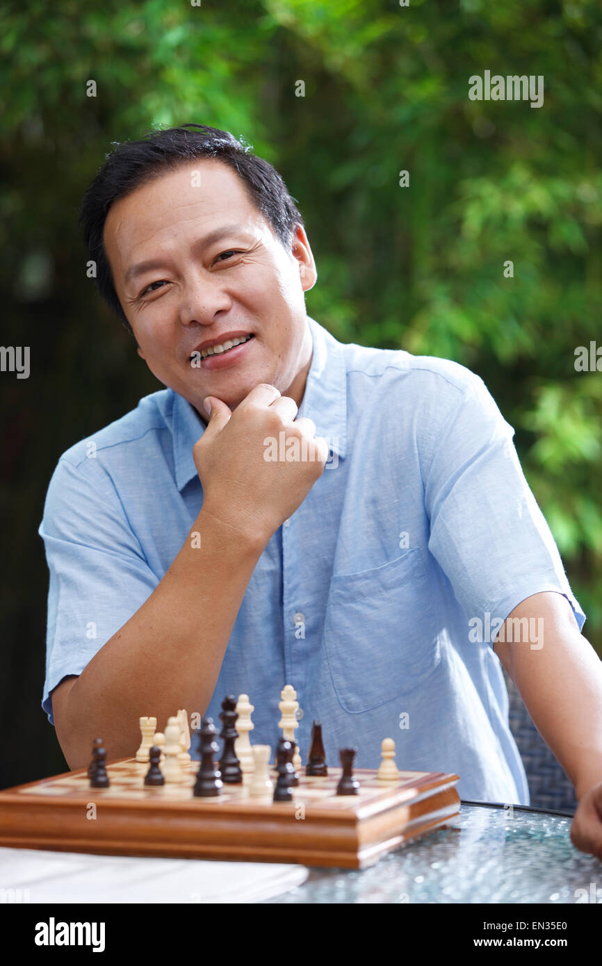 Der Mann mittleren Alters in Schach Stockfoto