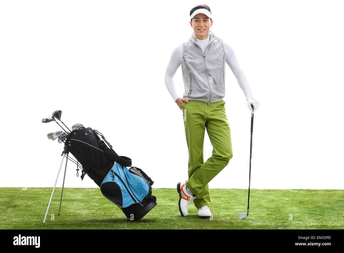Der junge Mann spielt golf Stockfoto