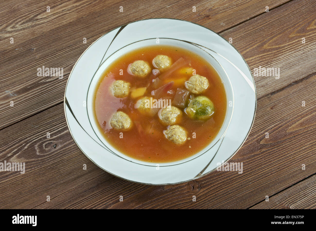 Schwäbische Suppe mit Fleischbällchen. Deutsche Küche Stockfoto