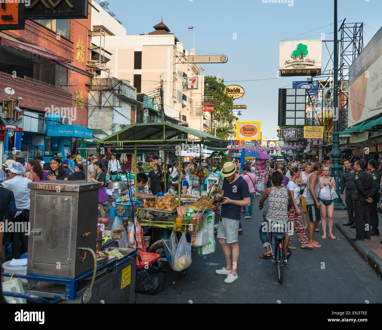 Straßen mit Ständen und Vertrieb Gastronomiestände, Khao San Road, Bangkok, Thailand Stockfoto
