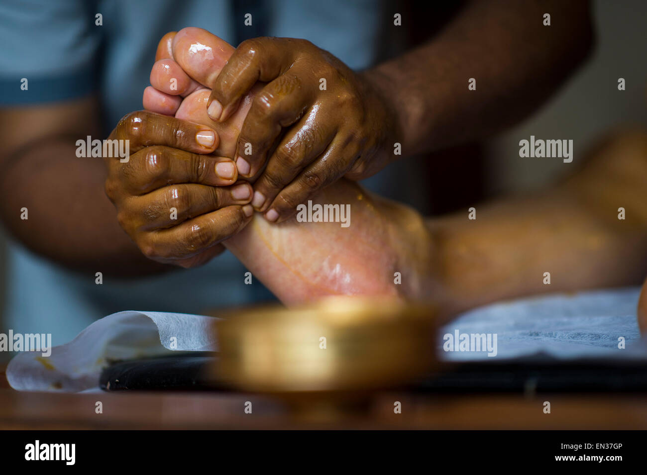 Fuß-massage, Abhyanga Ölmassage, Hotel Reinheit, Malabar entkommt, Kerala, Südindien, Indien Stockfoto
