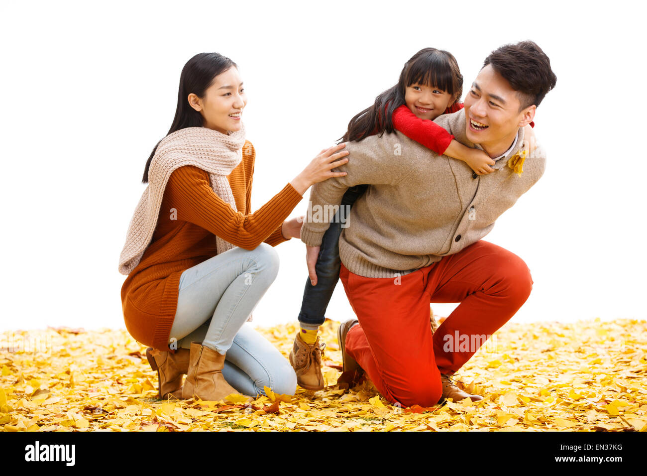 Glückliche Familie spielen im freien Stockfoto