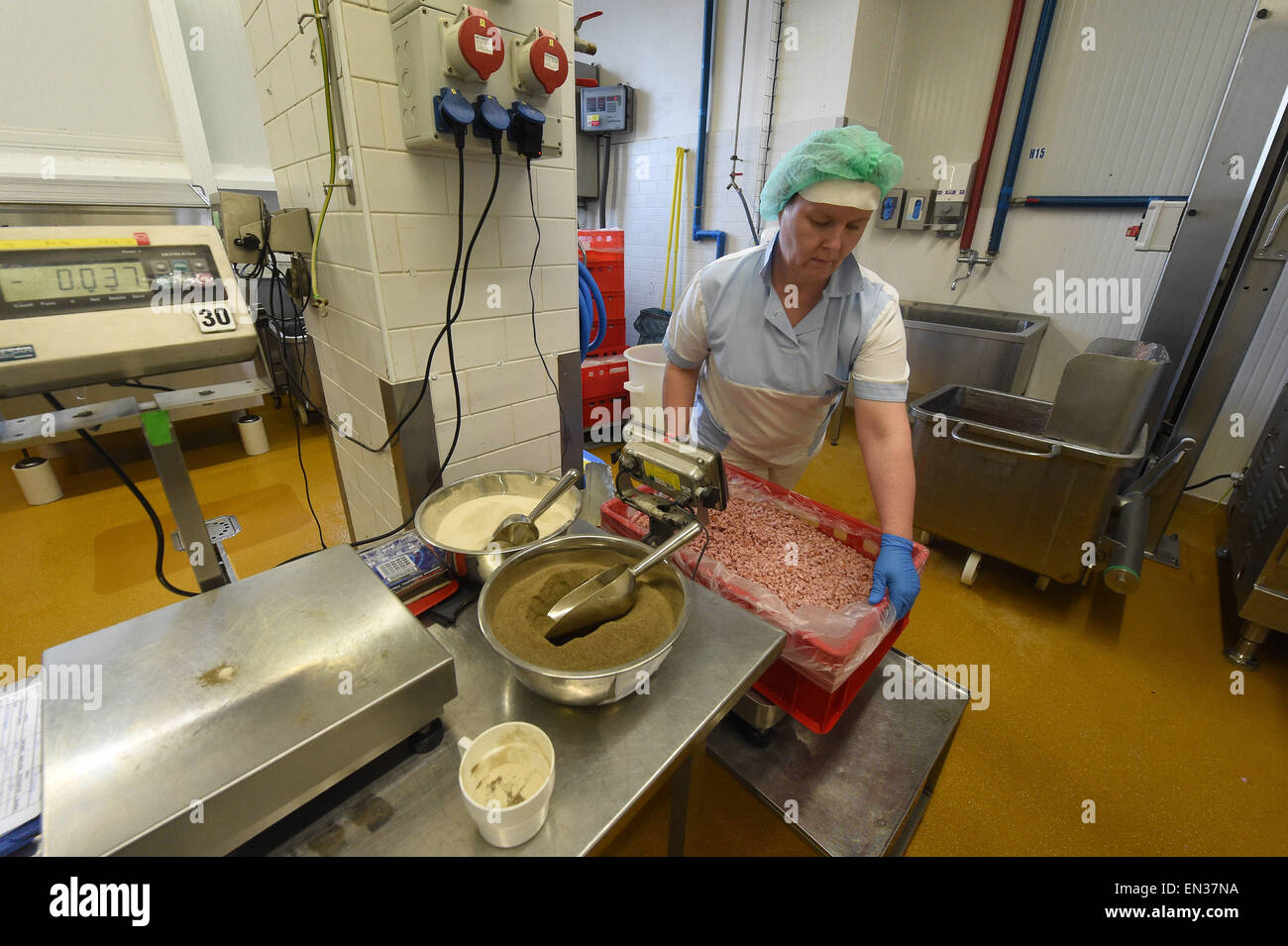 Erzeugen der Mahlzeit im Bidvest Opava, die größte Eishersteller in der Tschechischen Republik, in Opava, Tschechien, 24. April 2015. Bidvest Opava produziert 11 Millionen Liter Speiseeis. 1997 produzierte er zehn Arten von Eis und etwa fünf Arten von Fertiggerichten. Bei vorliegenden produzieren 80 Arten von Eis und 45 Arten Fertiggerichte. Bidvest Opava (ehemalige Nowaco) ist eine Einheit der supranationalen Gruppe Bidvest. Opava-Werk beschäftigt rund 330 Mitarbeiter. Im Sommer steigt ihre Zahl um etwa 25 Prozent. Die Anlage produziert rund 4.500 Tonnen von Fertiggerichten, rund 4.000 Tonnen Backwaren und 11.000 Stockfoto