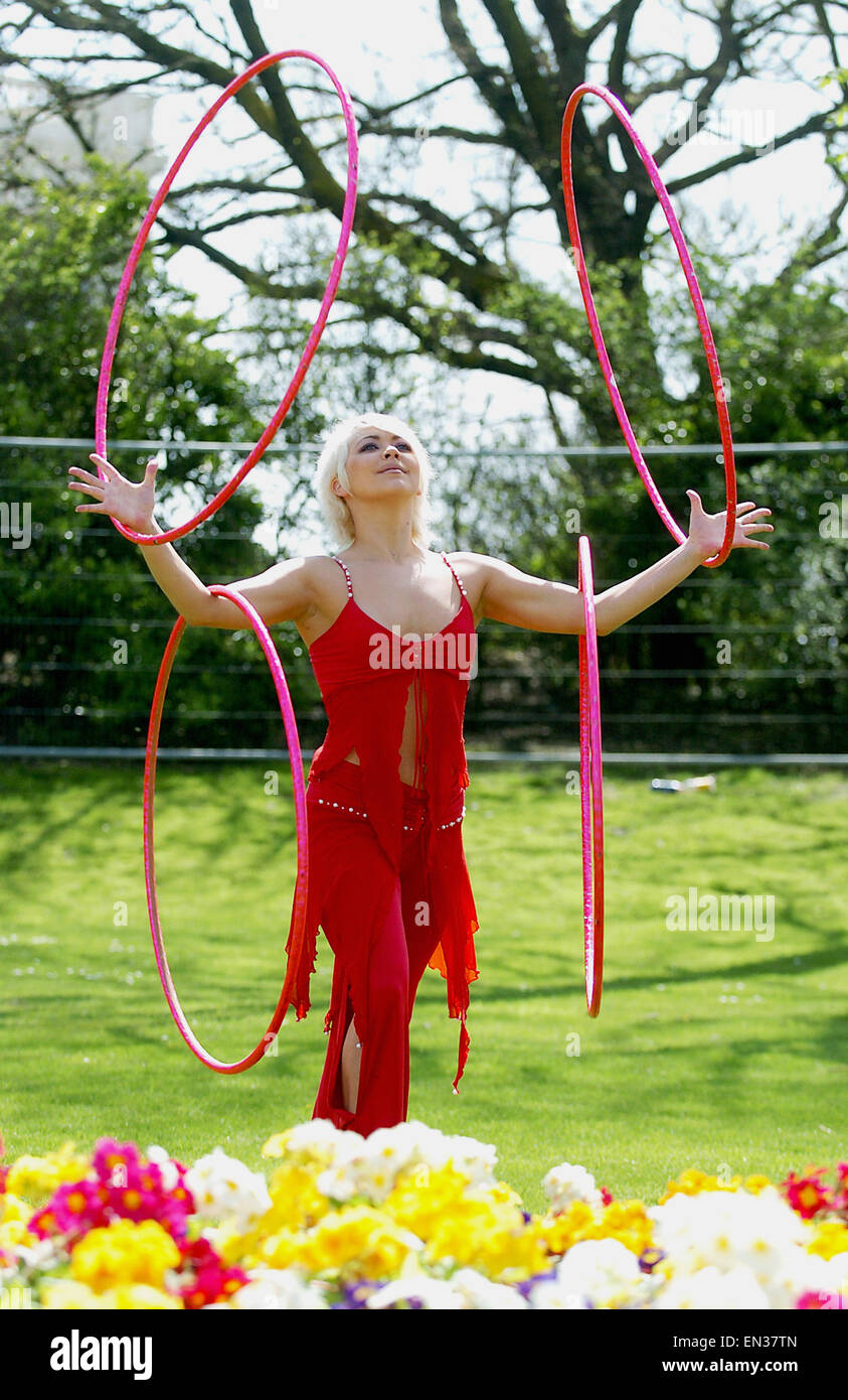 Yulija Pykhtina Probt ihr Hula Hoop handeln außerhalb des Spiegeltent auf der alten Steine für den Start von Brighton Festival dieses Wochenende bereit Stockfoto