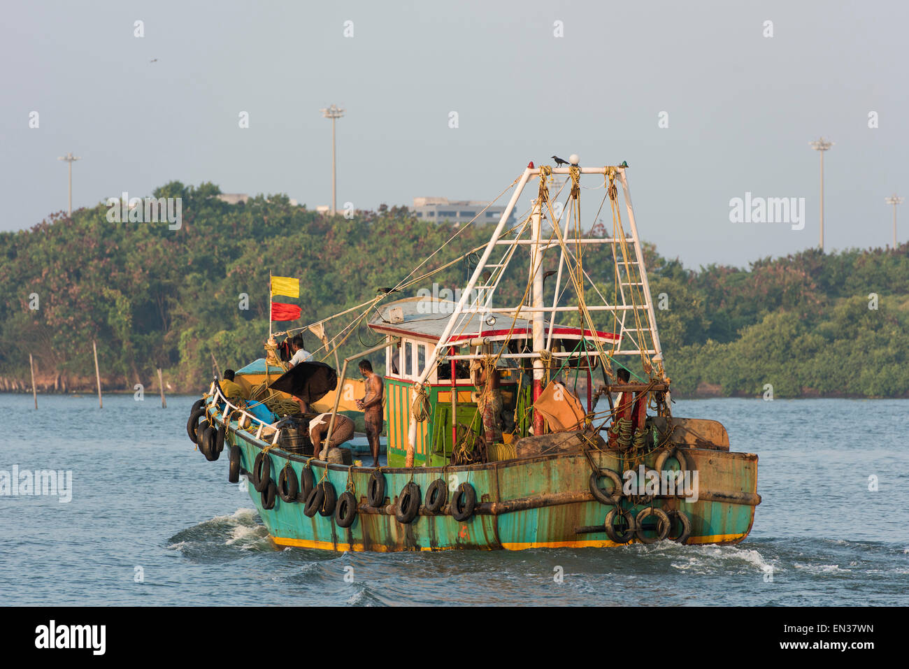 Angelboot/Fischerboot kommen nach Hause, Kochi, Cochin, Kerala, Indien Stockfoto