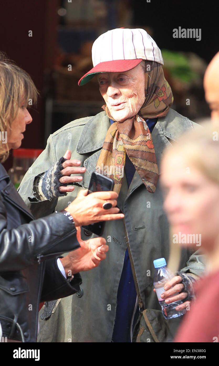 Dame Maggie Smith ist fast nicht mehr wiederzuerkennen, wie sie in ihrer neuen Rolle als exzentrische Rentner Miss Shepherd in der Verfilmung von Alan Bennetts "Lady In The Van" Featuring Szenen filmt: Maggie Smith in: London, Vereinigtes Königreich bei: 23. Oktober 2014 Stockfoto