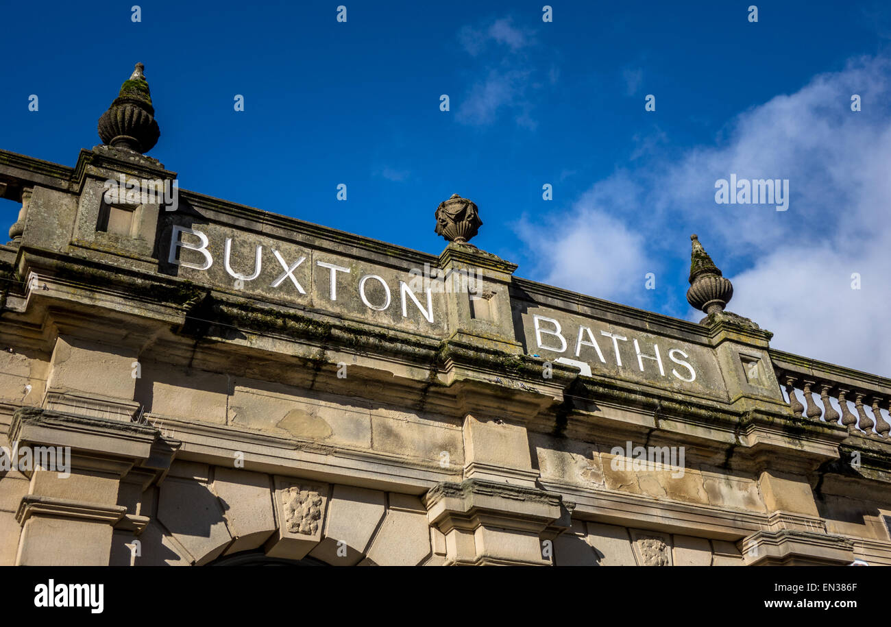 Reich verzierte Steinzeichen oberhalb der Buxton Thermalbäder. Stockfoto