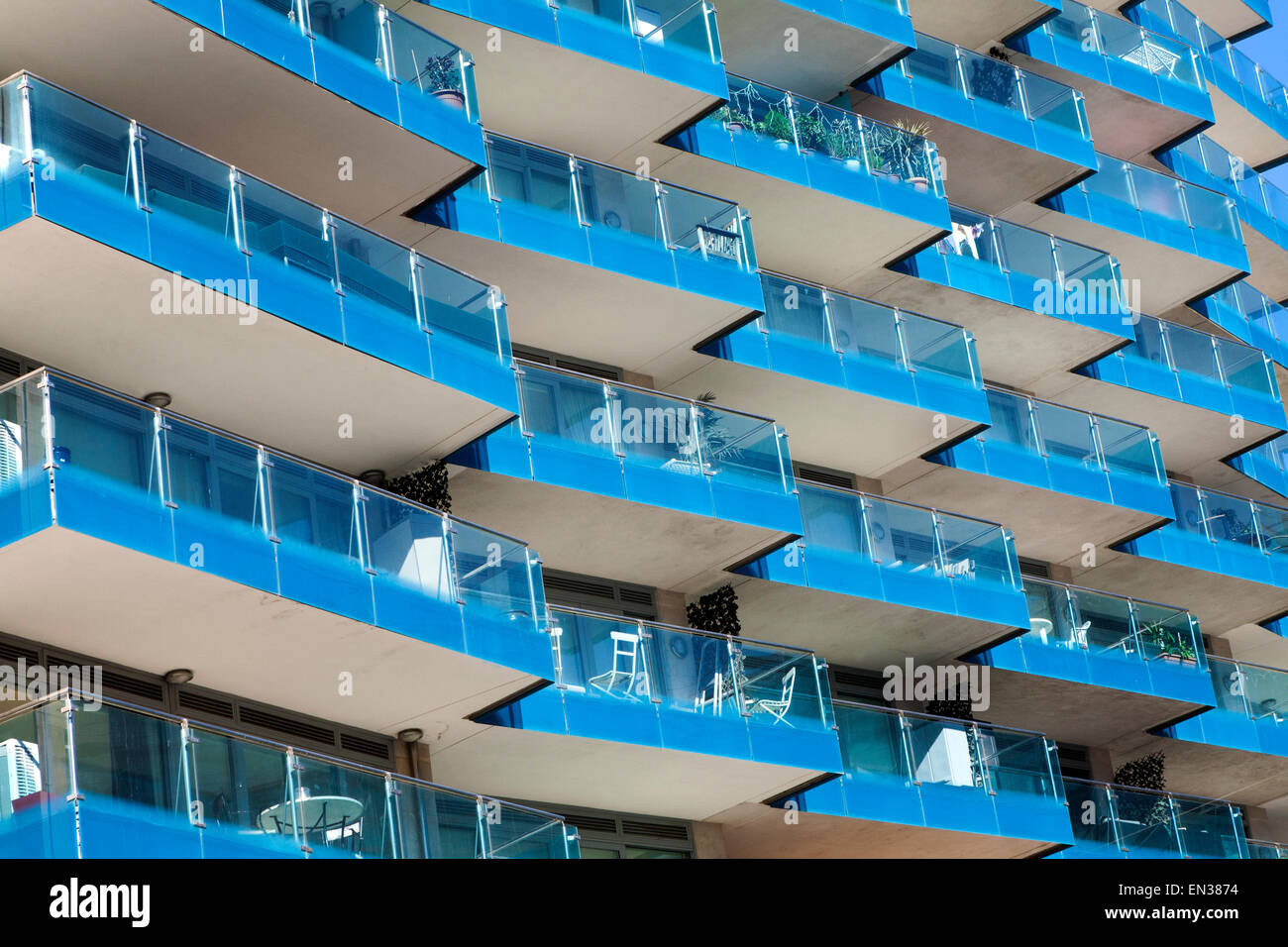 Balkone der Wohnungen Ocean Village Apartmentblock von Wohnungen, Gibraltar britisches Überseegebiet Stockfoto