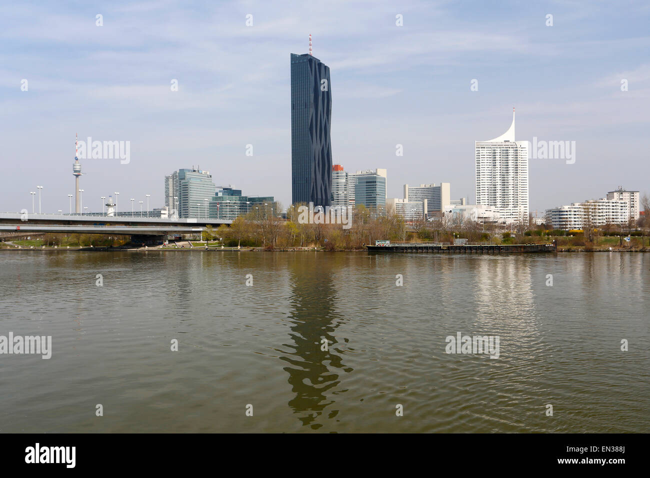 Donauturm oder Donauturm und Kaisermühlen Stadtteil mit UNO City, Wien, Österreich Stockfoto