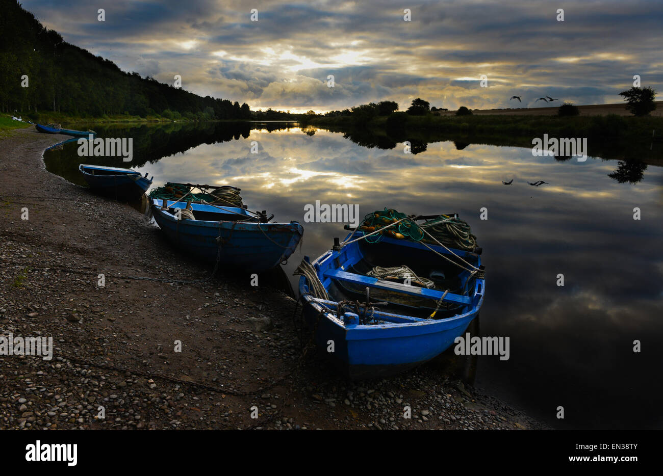 Blick über den Fluss Tweed auf Paxton Fischerei aus Schottland in England Stockfoto