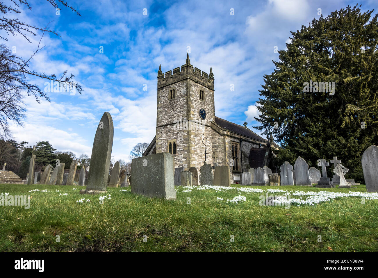 Die Pfarrkirche und Friedhof von Ashford-in-the-Water, Derbyshire. Stockfoto