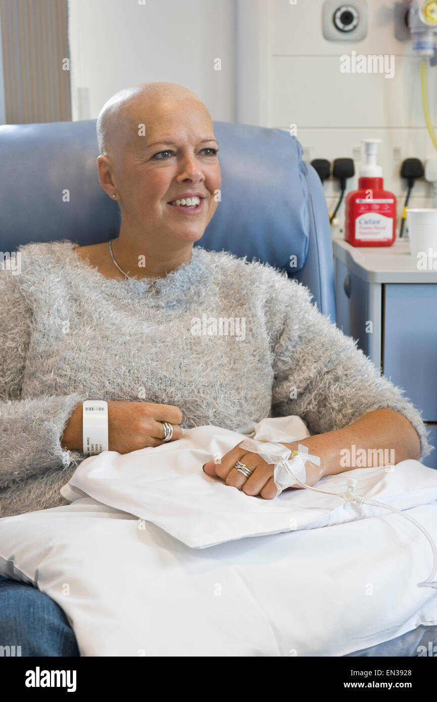 Eine 45-jährige Frau mit Chemotherapeutika infundiert und nach dem Verlust ihrer Haare durchlaufen. Stockfoto