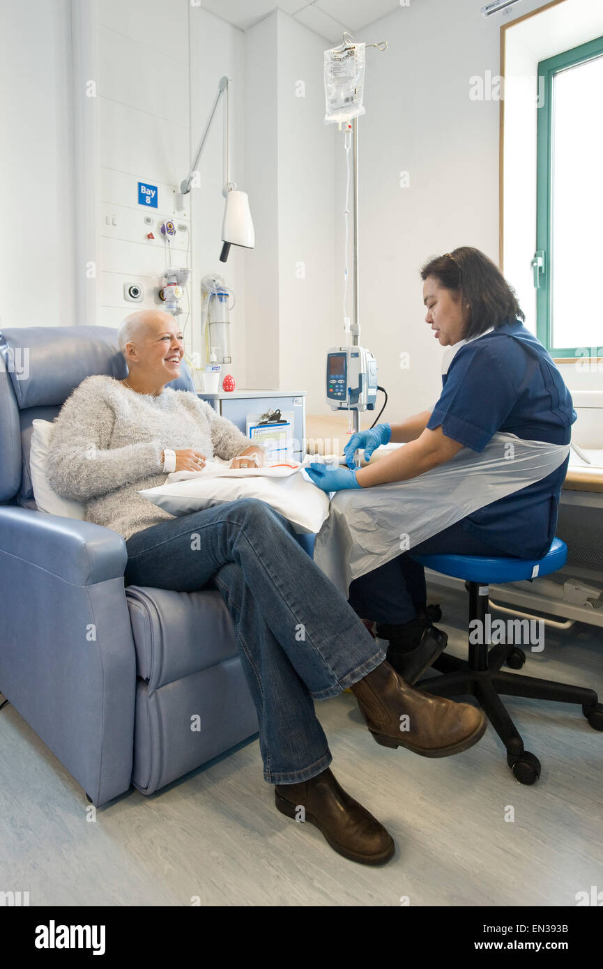 45 Jahre weiblich gehen durch den Prozess der mit Chemotherapie und verlieren ihr Haar - E Teil FEC in der Krebsbehandlung. Stockfoto