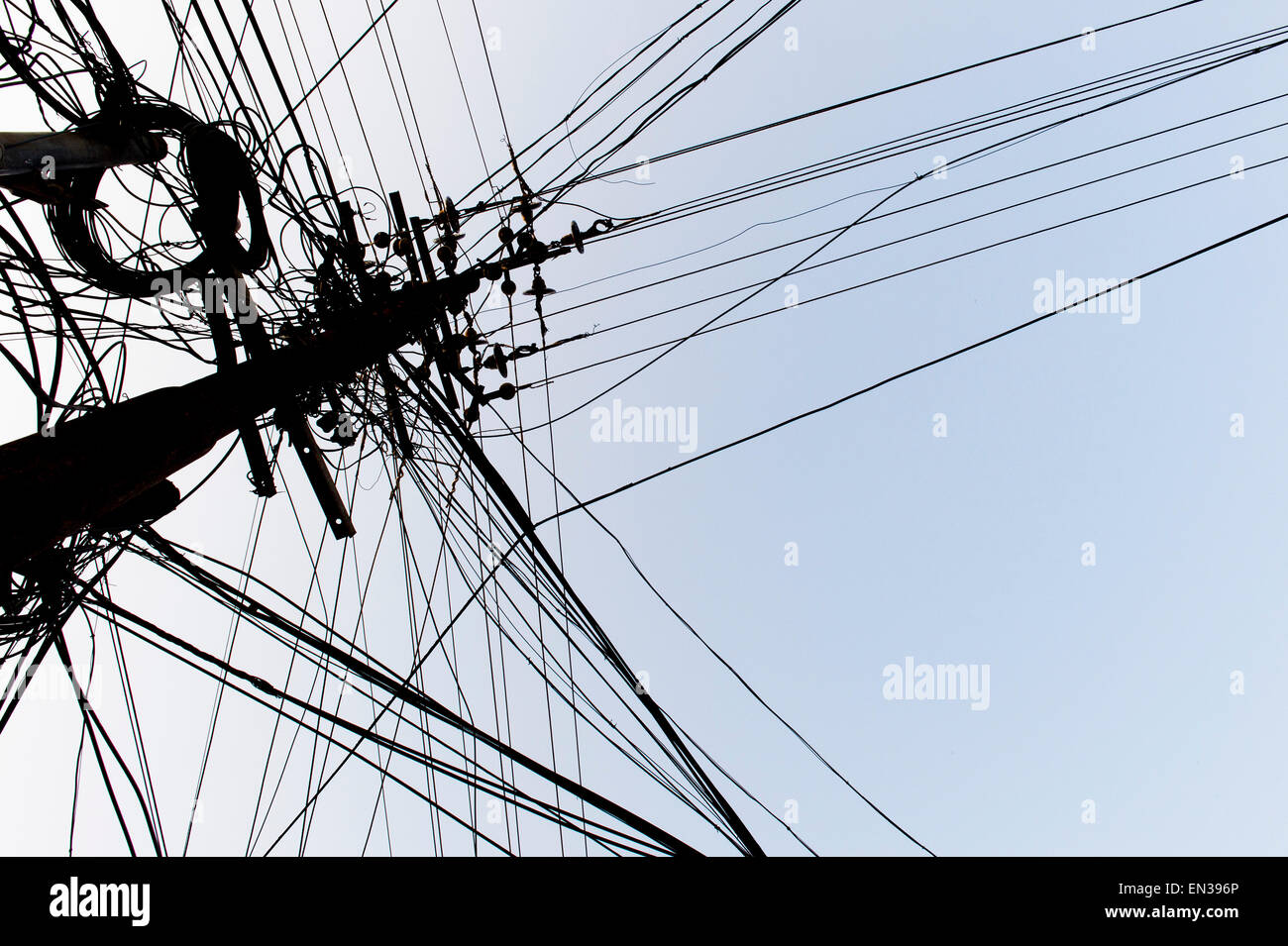 Verworrenen Stromkabel auf einem Power Pole, Kochi, Kochi, Indien Stockfoto