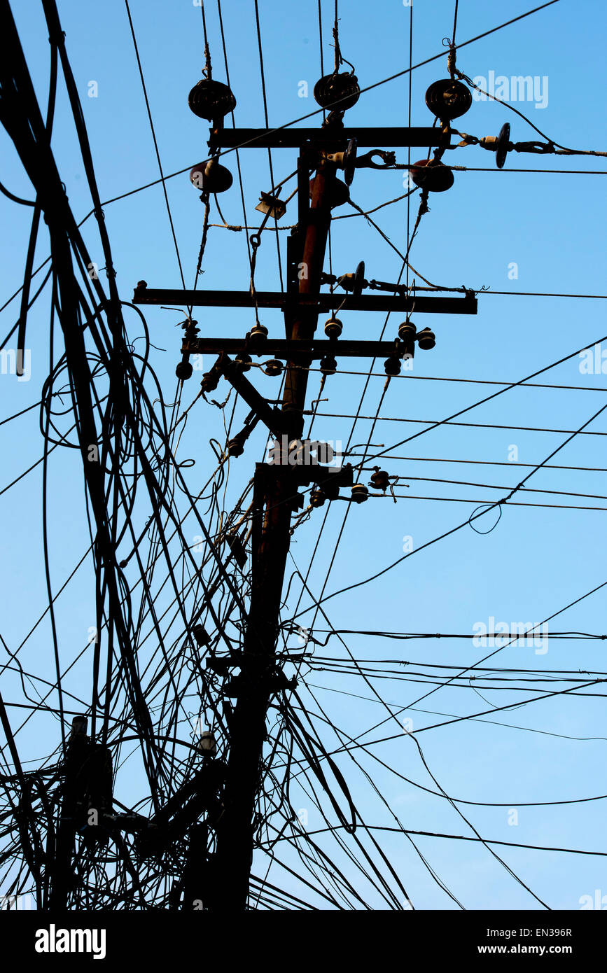 Verworrenen Stromkabel auf einem Power Pole, Kochi, Kochi, Indien Stockfoto
