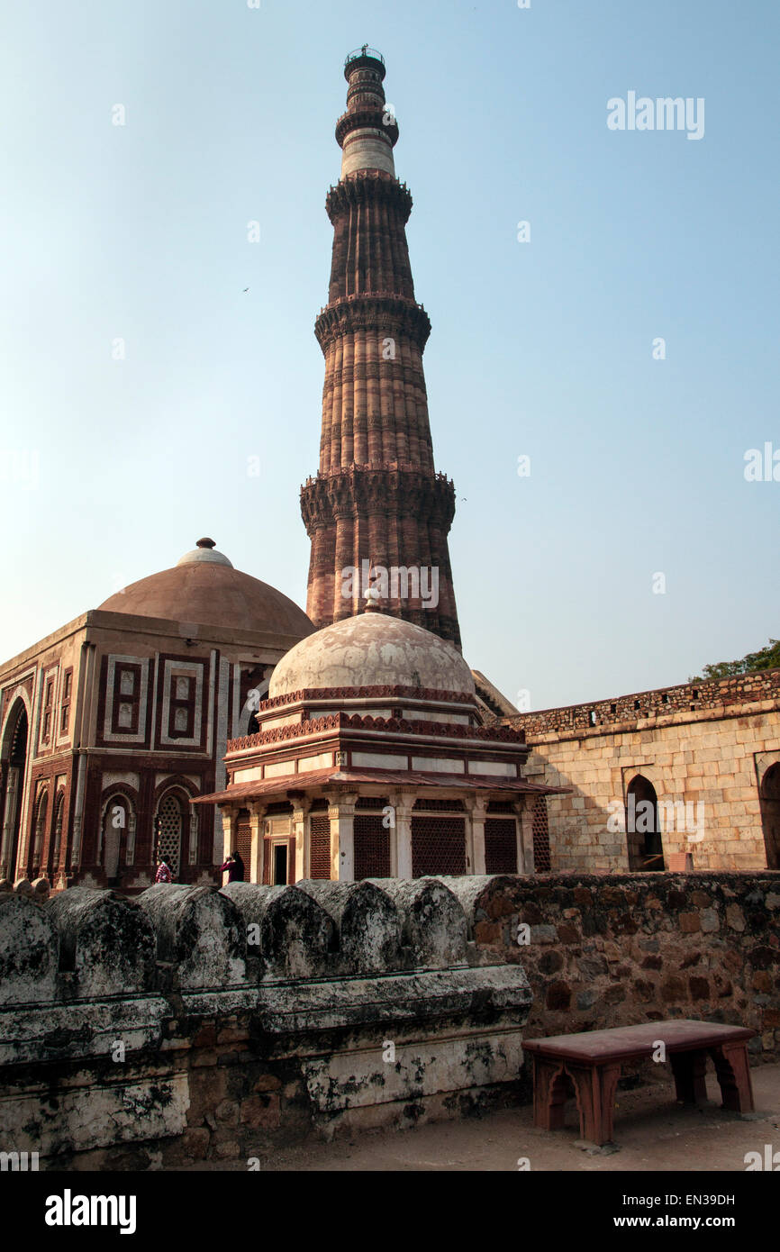 Qutb Minar, Ziegel Minarett, UNESCO-Weltkulturerbe, Mehrauli archäologischen Park, New Delhi, Delhi, Indien Stockfoto