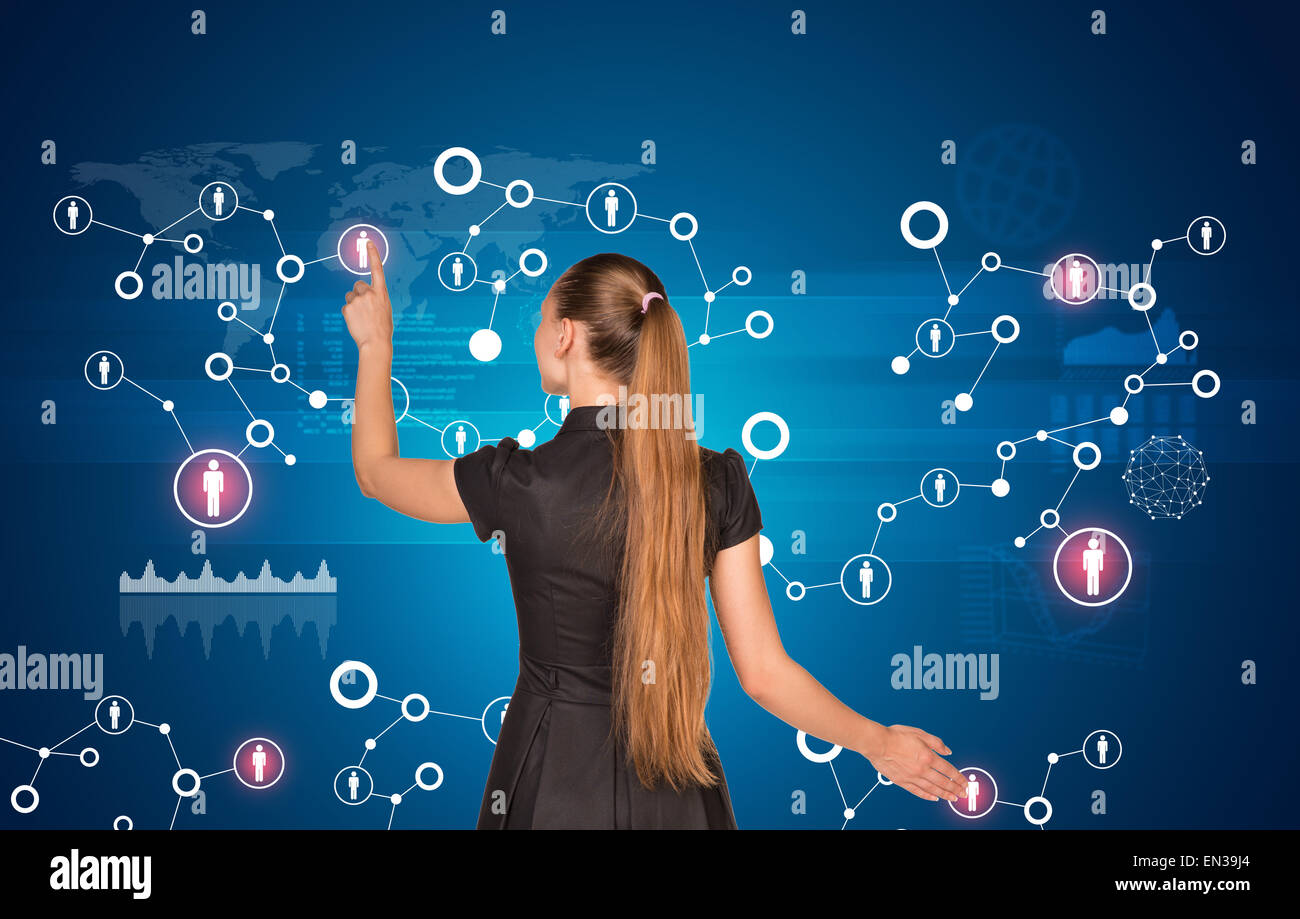 Buinesswoman auf dem holografischen Bildschirm drücken Stockfoto